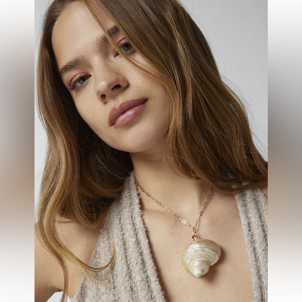 NWT Shell Necklace